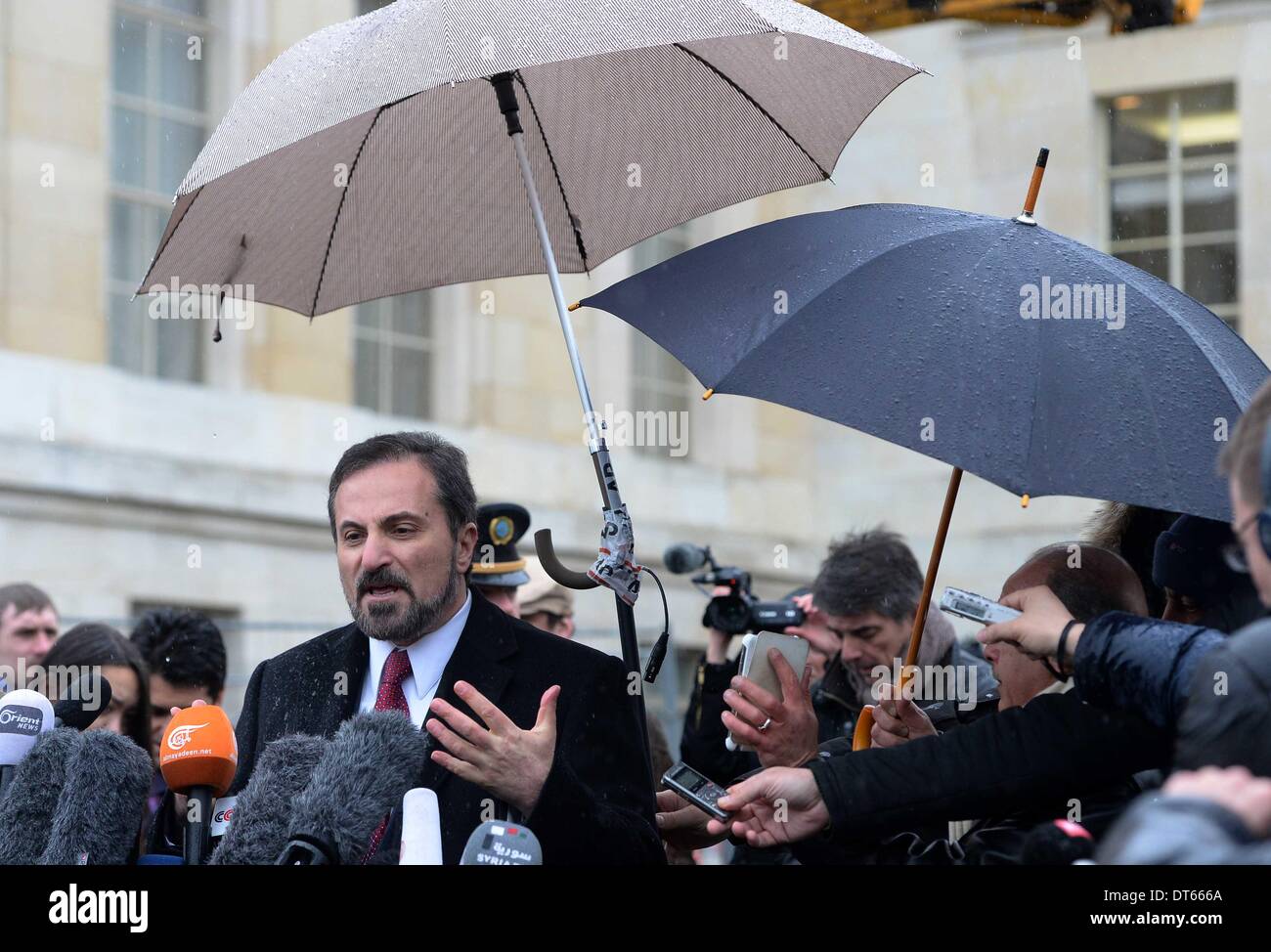 Ginevra, Svizzera. 10 Febbraio, 2014. Louay Safi, portavoce per il Siriano Nazionale coalizione, parla ai media presso il Palais des Nations, Ginevra, Svizzera, il 10 febbraio, 2014. Il secondo round del cosiddetto Ginevra Conferenza II riprende qui il lunedì, dieci giorni dopo il primo round concluso senza risultati concreti. Credito: Wang Siwei/Xinhua/Alamy Live News Foto Stock