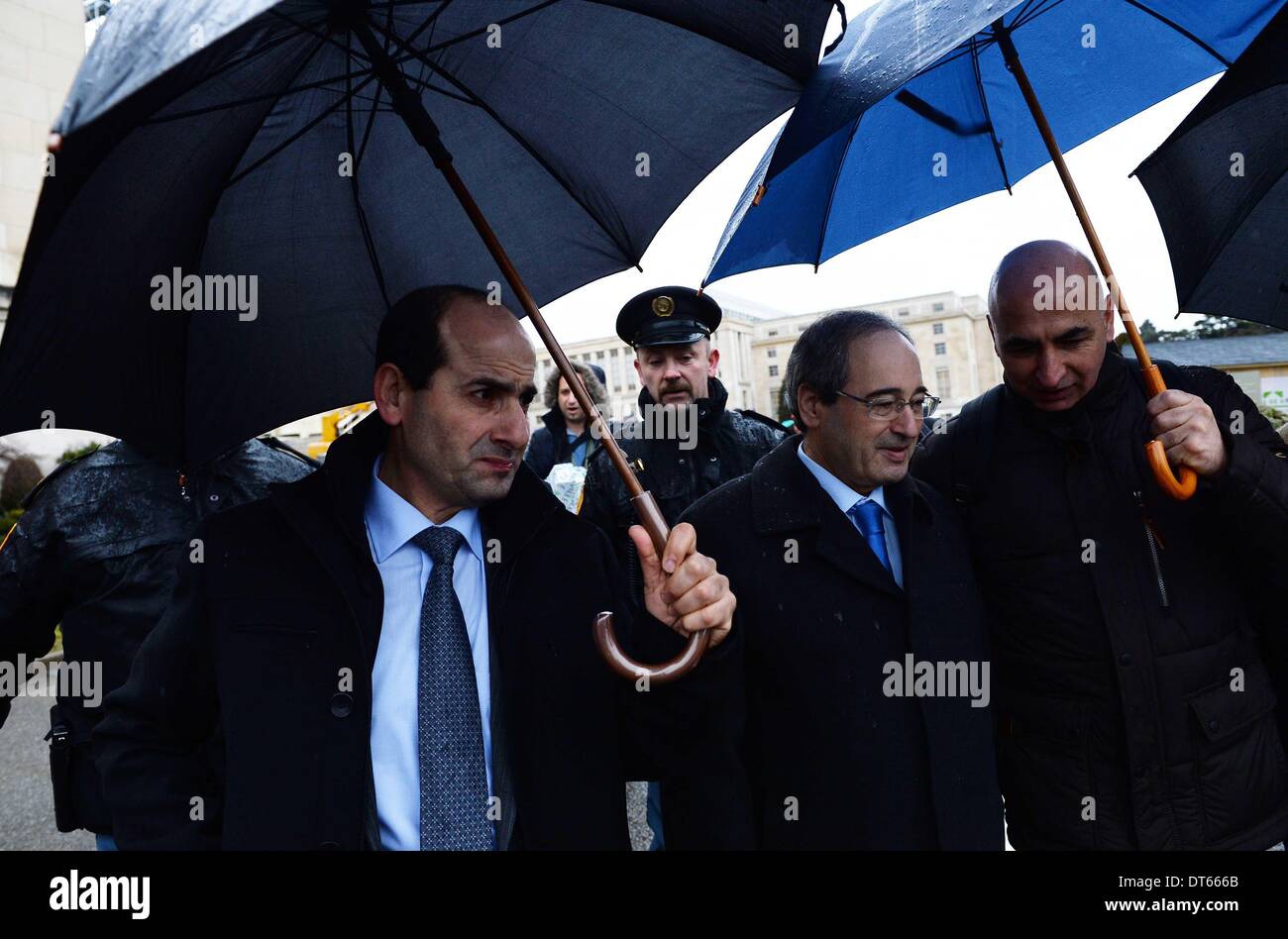 Ginevra, Svizzera. 10 Febbraio, 2014. Siro il Vice Ministro degli Esteri Faisal Meqdad (seconda R) lascia dopo aver parlato ai media presso il Palais des Nations, Ginevra, Svizzera, il 10 febbraio, 2014. Il secondo round del cosiddetto Ginevra Conferenza II riprende qui il lunedì, dieci giorni dopo il primo round concluso senza risultati concreti. Credito: Wang Siwei/Xinhua/Alamy Live News Foto Stock