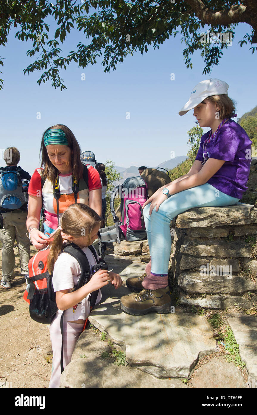 Il Nepal, a Pokhara. Western famiglia con bambini in appoggio durante il trek dell'himalaya nepalese sulle colline vicino a Pokhara. Foto Stock