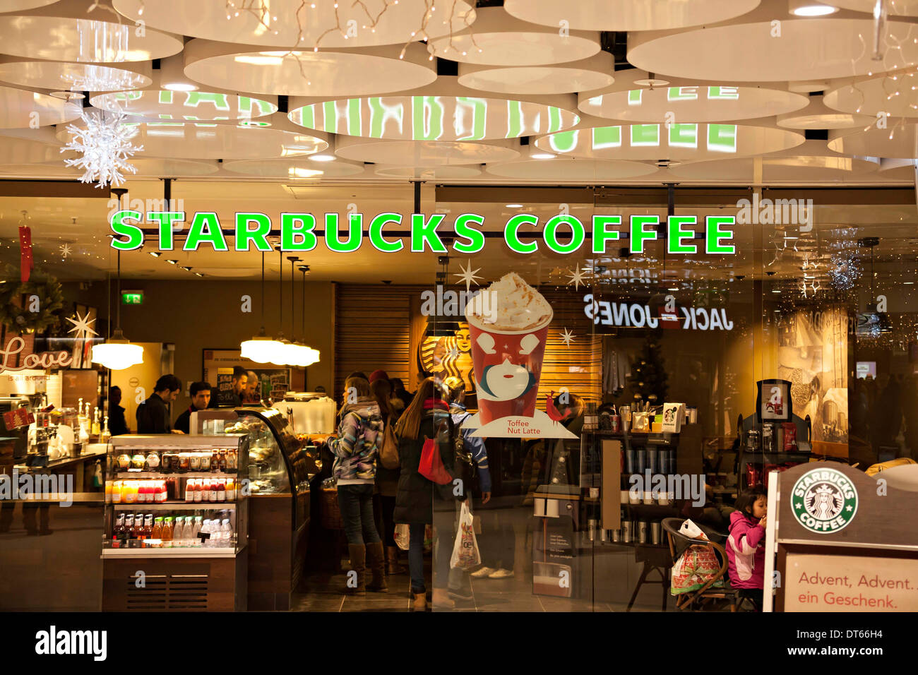 Starbucks Coffee Shop, Stachus Monaco di Baviera Germania Europa Foto Stock