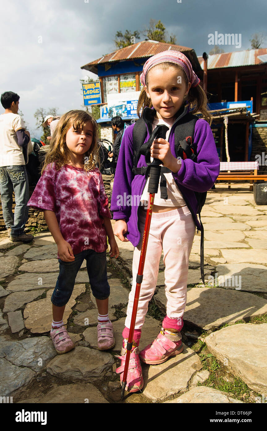 Il Nepal, Asia del Sud, a Pokhara. Giovani ragazze inglesi trekking in dell'himalaya nepalese sulle colline vicino a Pokhara. Foto Stock