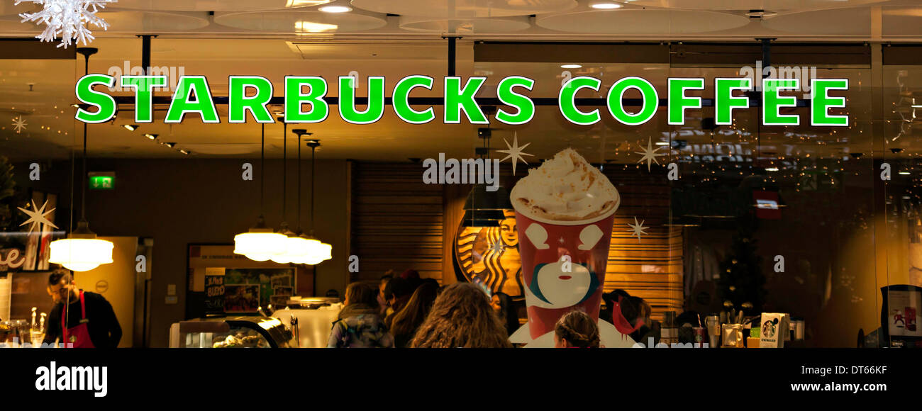 Starbucks Coffee Shop, Stachus Monaco di Baviera Germania Europa Foto Stock
