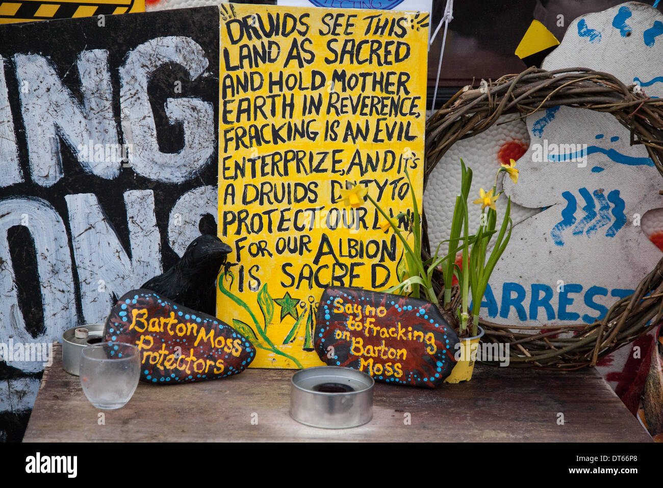 Dire No a Fracking, Anti-fracking segni su Barton Moss, Regno Unito. Febbraio, 2014. Le proteste continuano presso il sito di perforazione IGAS. L'operazione di polizia di Greater Manchester presso il sito di perforazione Barton Moss come dimostranti cercano di ritardare e ostacolare i veicoli di consegna e le attrezzature di perforazione lungo il tragitto verso il controverso sito di esplorazione del gas. I manifestanti del fracking hanno creato un campo a Barton Moss Road, Eccles, un potenziale sito di estrazione di gas metano a Salford, Greater Manchester. Foto Stock