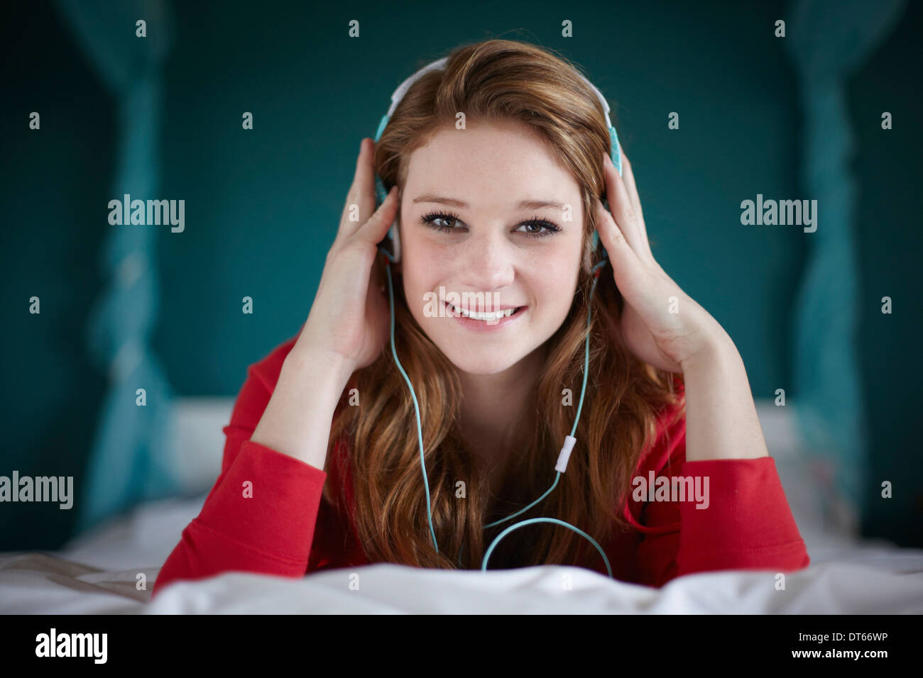 Ritratto di ragazza adolescente in camera da letto l'ascolto di musica Foto Stock