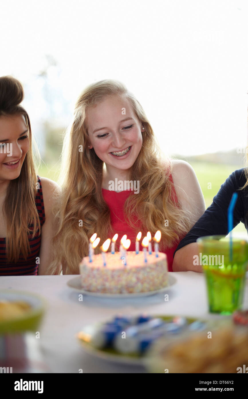 Ragazza adolescente con torta di compleanno e candele Foto Stock