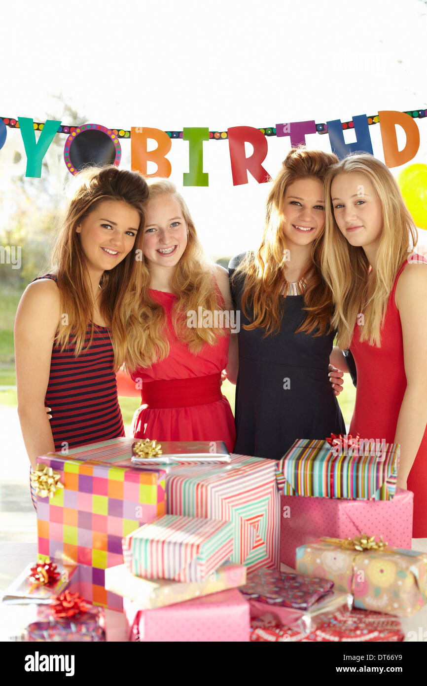 Ragazza adolescente e amici con regali di compleanno Foto Stock
