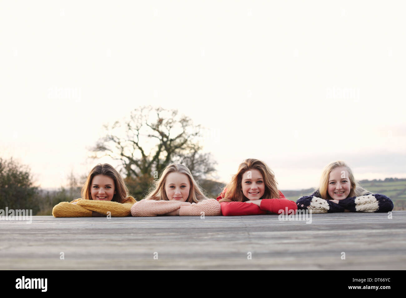 Quattro ragazze adolescenti in una fila sul patio Foto Stock