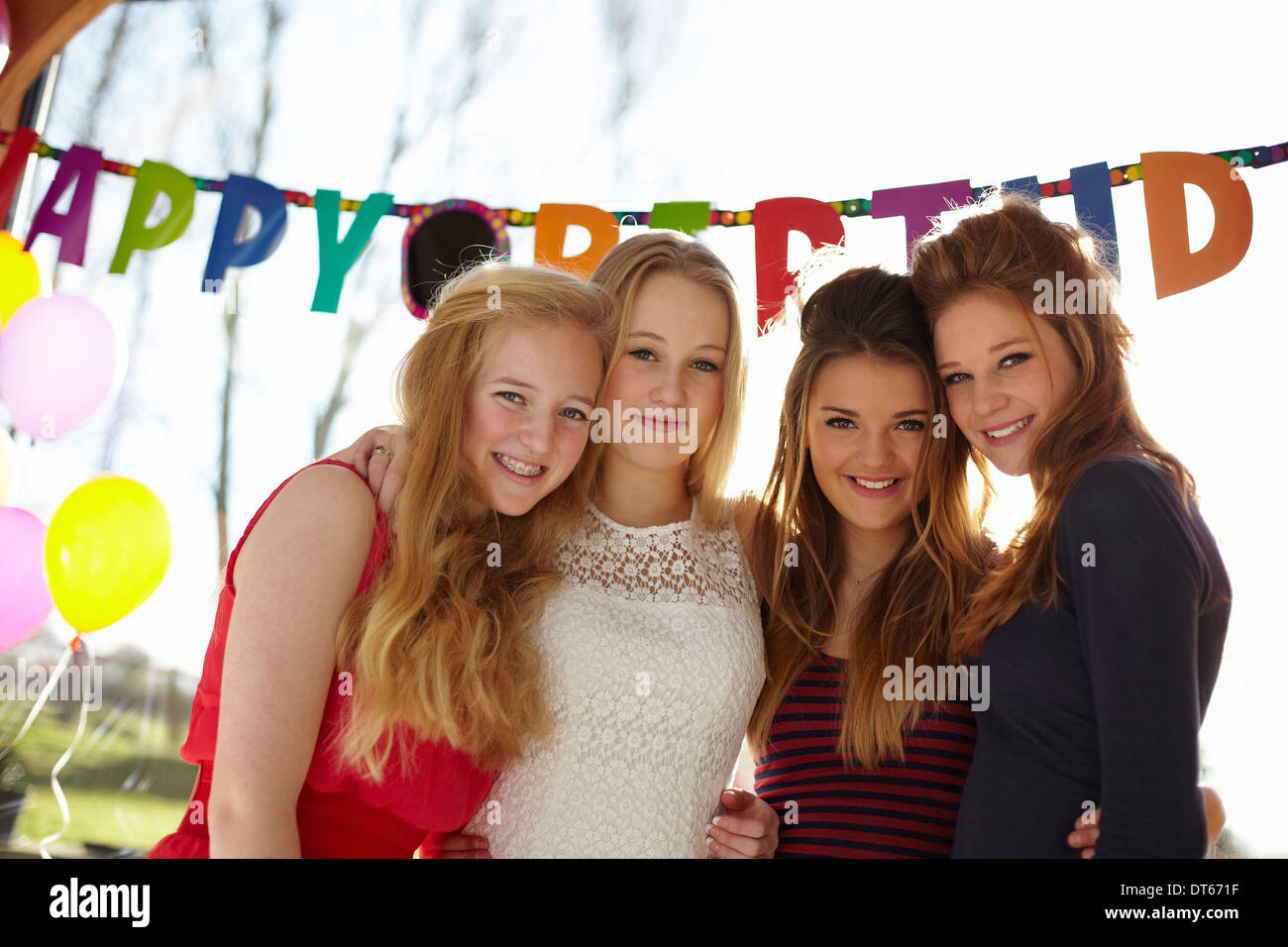 Festa di compleanno e quattro ragazze adolescenti Foto Stock