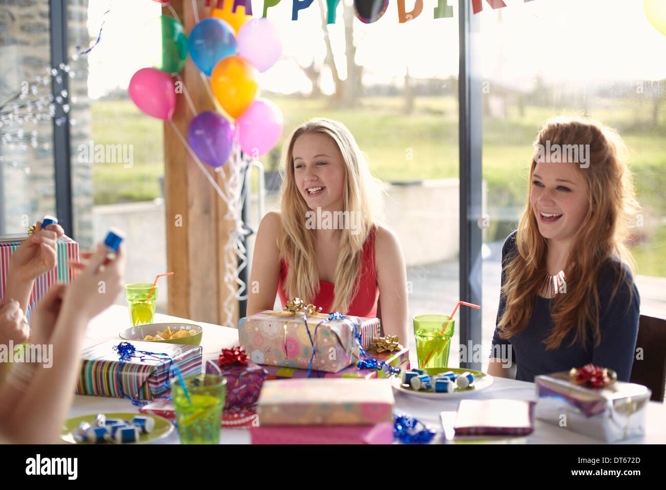 Ragazza adolescente e amici godendo di festa di compleanno Foto Stock