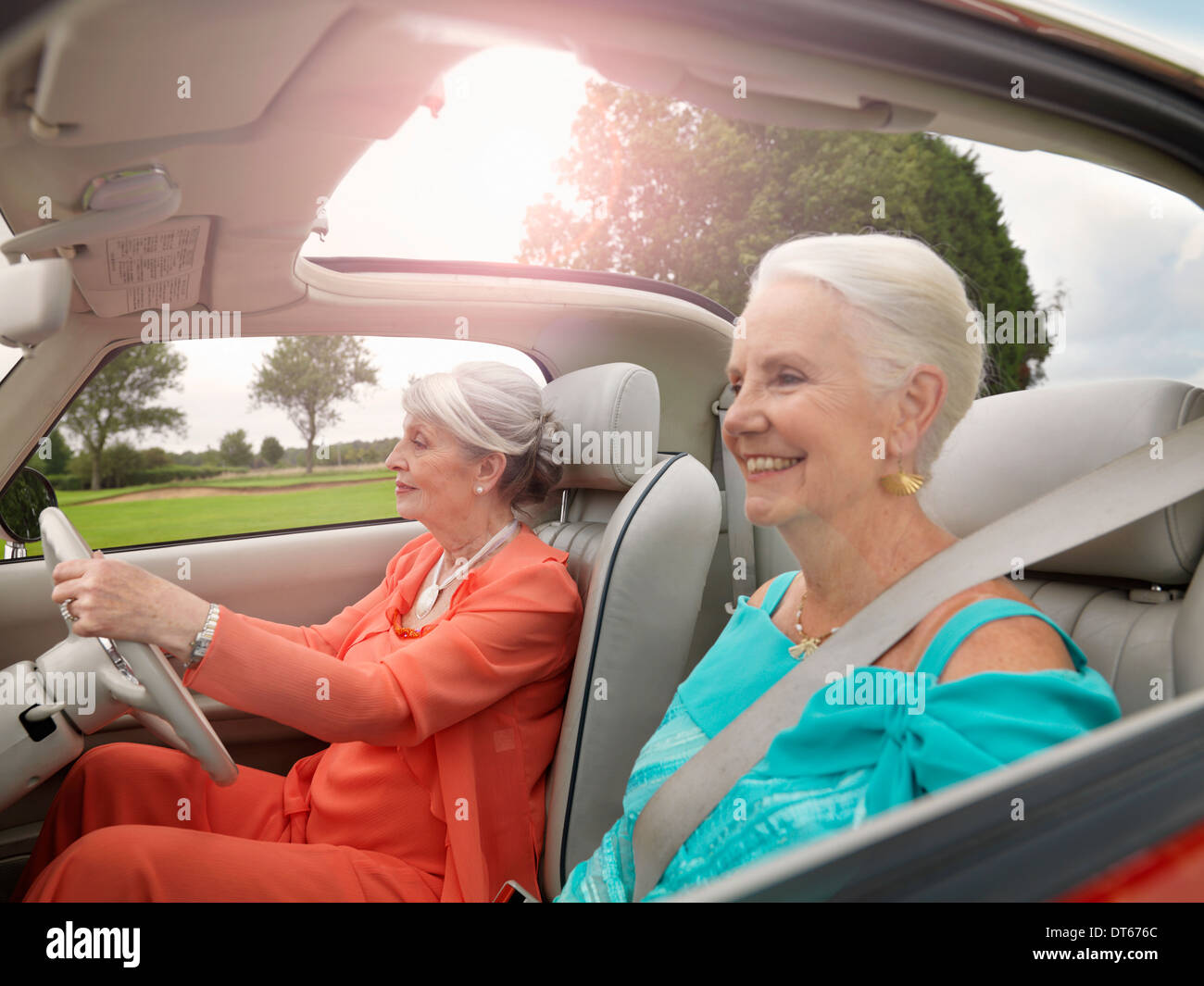 Le donne anziane la guida nel convertibile Foto Stock
