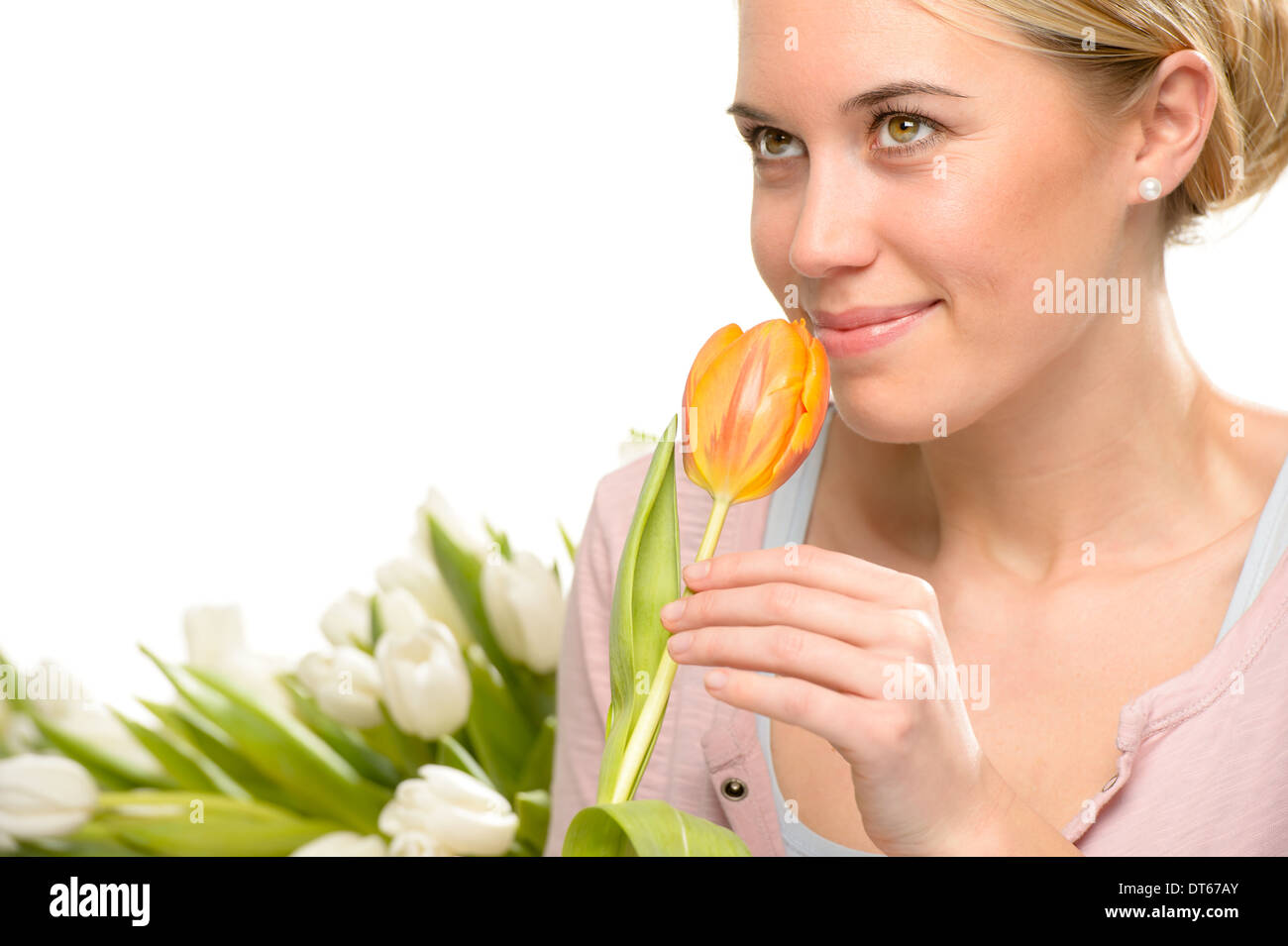 Donna romantica odore uno orange tulip flower isolato su bianco Foto Stock