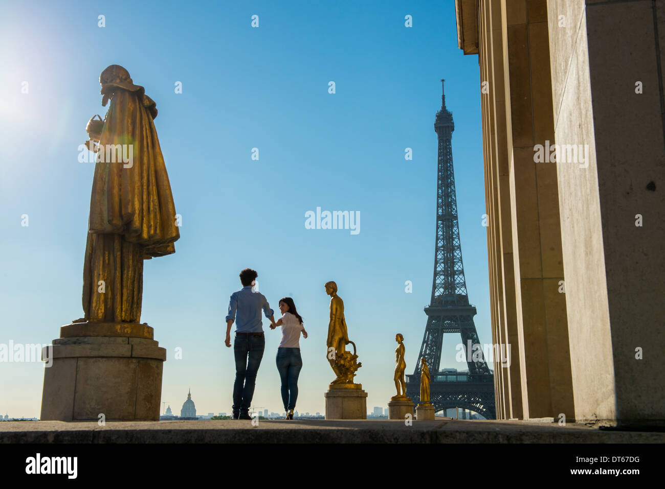 Coppia giovane passeggiando vicino alla Torre Eiffel, Parigi, Francia Foto Stock
