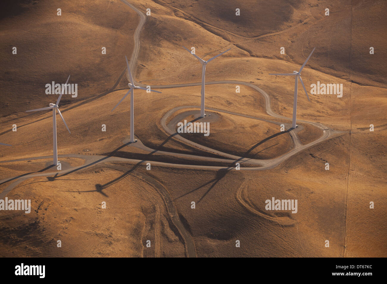 I generatori eolici attraverso il paesaggio a Altamira Pass, California Foto Stock