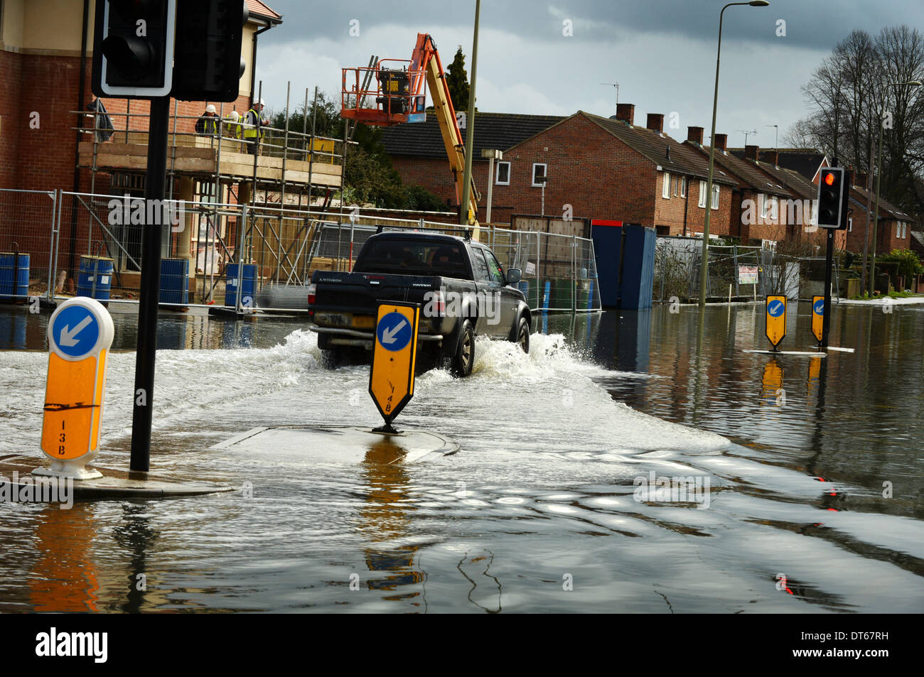 Oxford, Oxfordshire, Regno Unito. 10 Febbraio, 2014. Un carrello provoca un'onda come esso trascina verso il basso Abingdon Road. Le acque di esondazione aumento in Oxford chiusura Abingdon Road per la seconda volta nel 2014 causando più problemi di trasporto per la città. Sebbene la pioggia ha mollare, previsioni meteo prevedere ulteriori docce attraverso il resto della settimana. Credito: Sidney Bruere/Alamy Live News Foto Stock