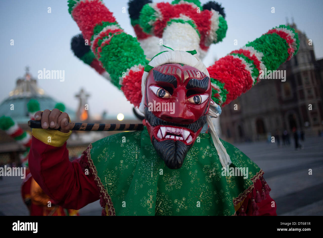 Un ballerino da Chocaman, Veracruz, vestito come un diavolo rosso, danze alla Madonna della Basilica di Guadalupe in Messico Foto Stock