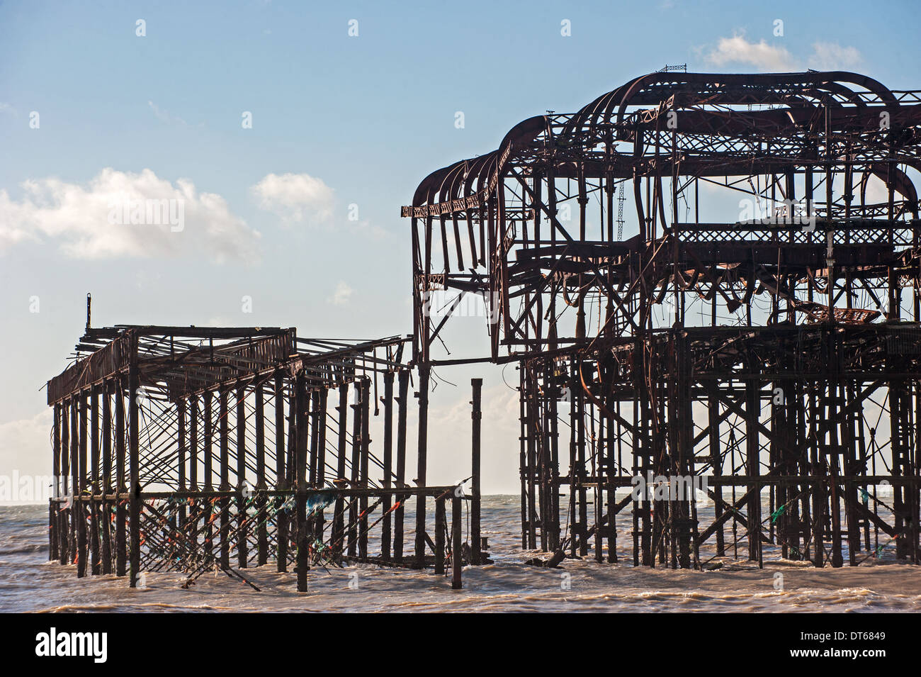 Alta venti e tempeste martoriata Brighton il Molo Ovest provocando un altro grosso frammento di cadere dalla già precaria struttura Foto Stock