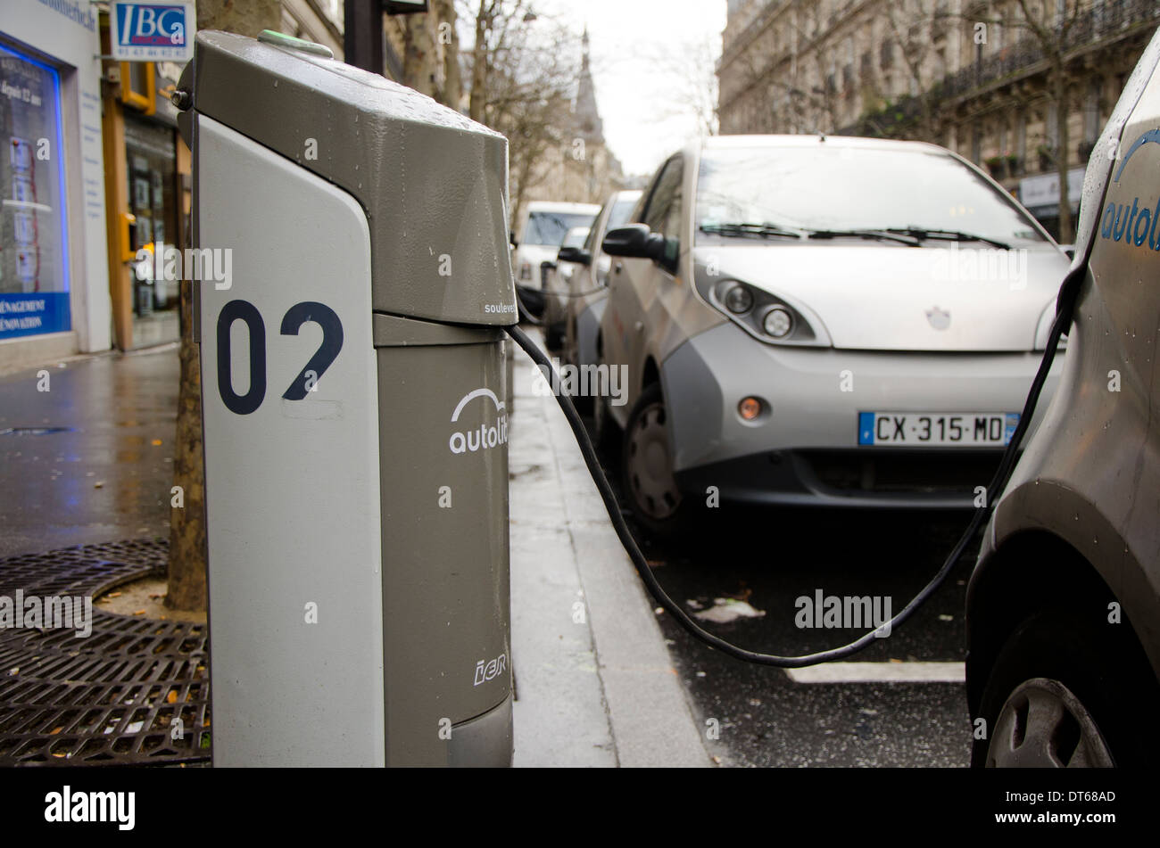 Autolib, un auto elettrica servizio di condivisione in corrispondenza di una stazione di carica di Parigi, Francia. Foto Stock