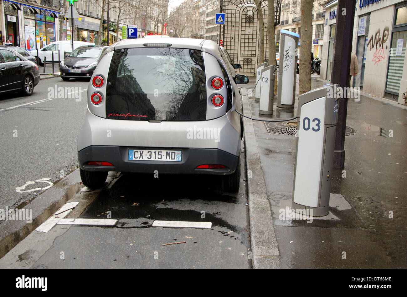 Autolib, un auto elettrica servizio di condivisione per uso pubblico su un abbonamento base a Parigi essendo recharched, Francia. Foto Stock