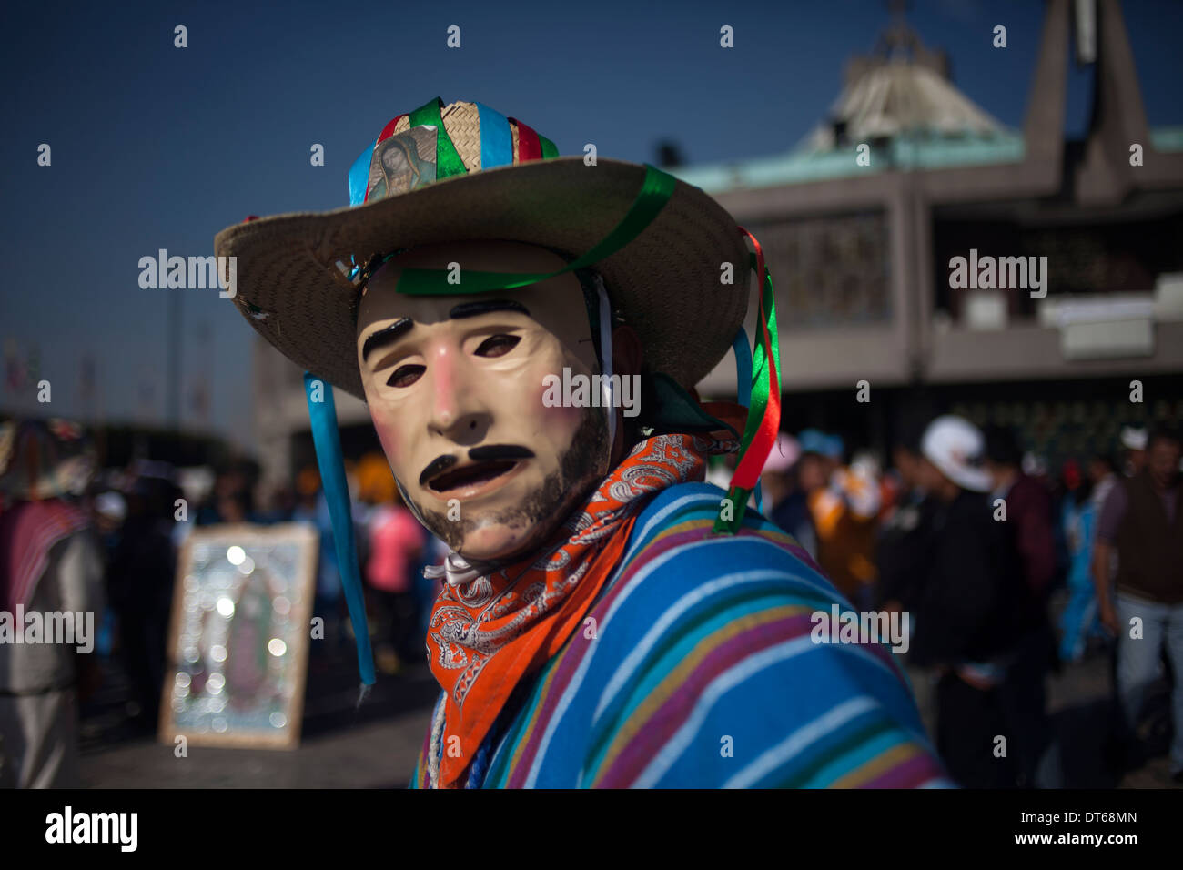 Un ballerino di indossare una maschera, da Los Altos, Veracruz, esegue in pellegrinaggio alla Madonna della Basilica di Guadalupe a Città del Messico Foto Stock