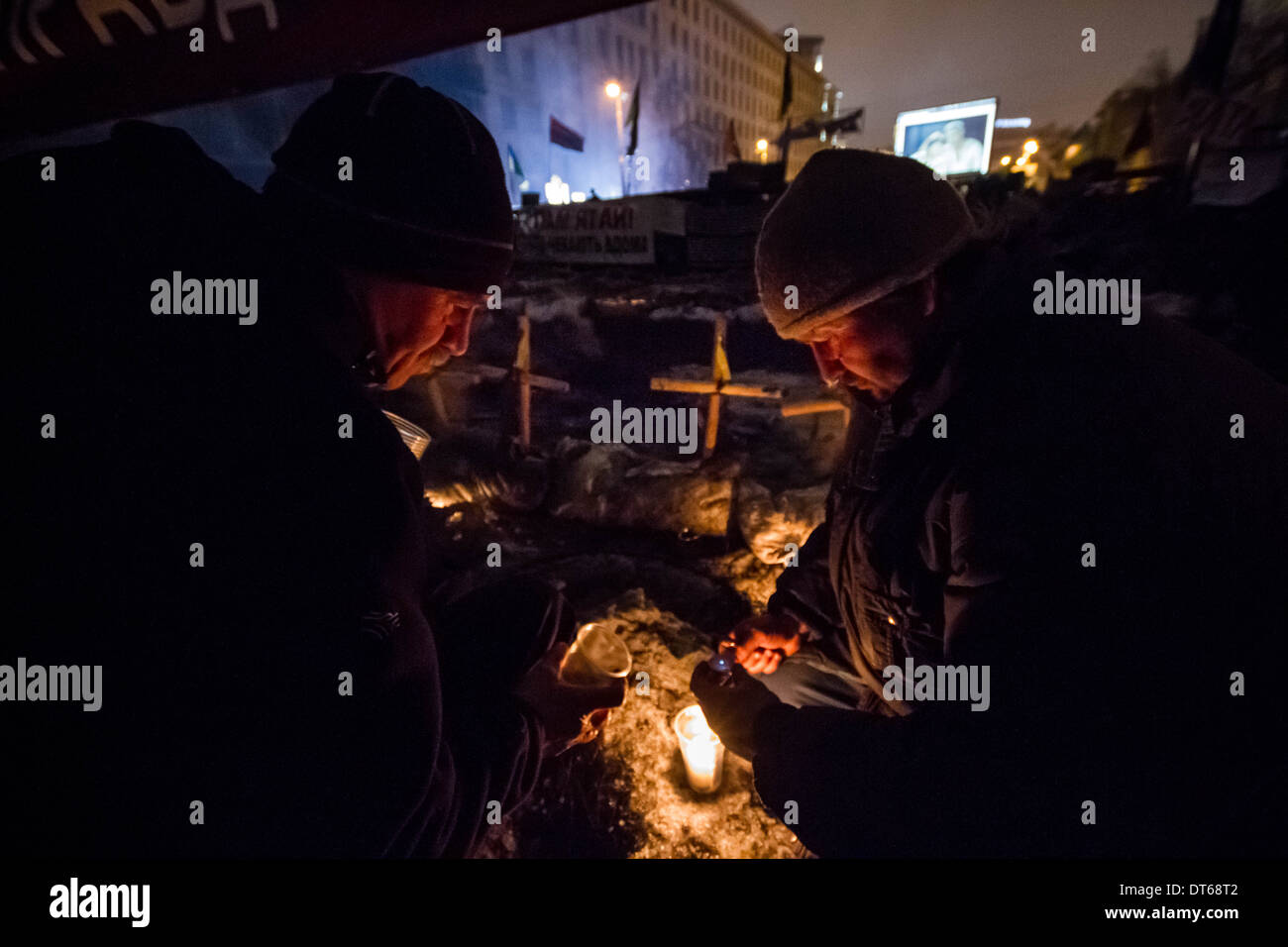 L'Ucraina Euromaidan proteste: veglia notturna sulle barricate a Kiev in Ucraina. Foto Stock