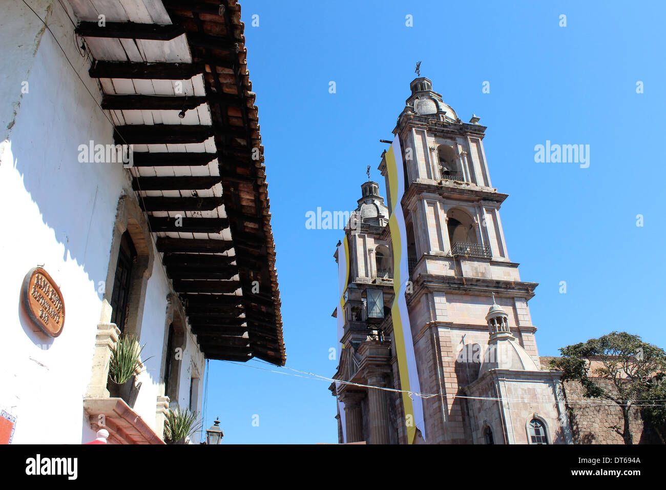 Chiesa di torri e palazzo coloniale, Valle de Bravo, Messico Foto Stock