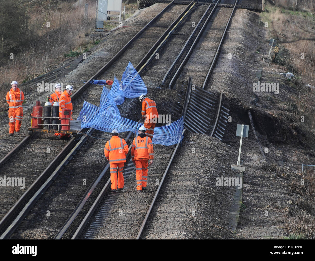 Stonegate, East Sussex, Regno Unito. Il 10 febbraio 2014. 30 metri di tagliare il tratto di binario vacilla in vuoto creato dalla frana sui principali Hastings a Londra la linea appena a nord della stazione di Stonegate in East Sussex Credito: David Burr/Alamy Live News Foto Stock