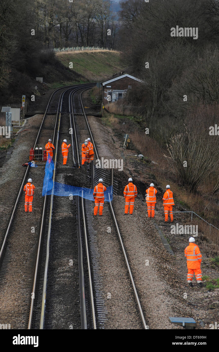 Stonegate, East Sussex, Regno Unito. Il 10 febbraio 2014. 30 metri di tagliare il tratto di binario vacilla in vuoto creato dalla frana sui principali Hastings a Londra la linea appena a nord della stazione di Stonegate in East Sussex Credito: David Burr/Alamy Live News Foto Stock
