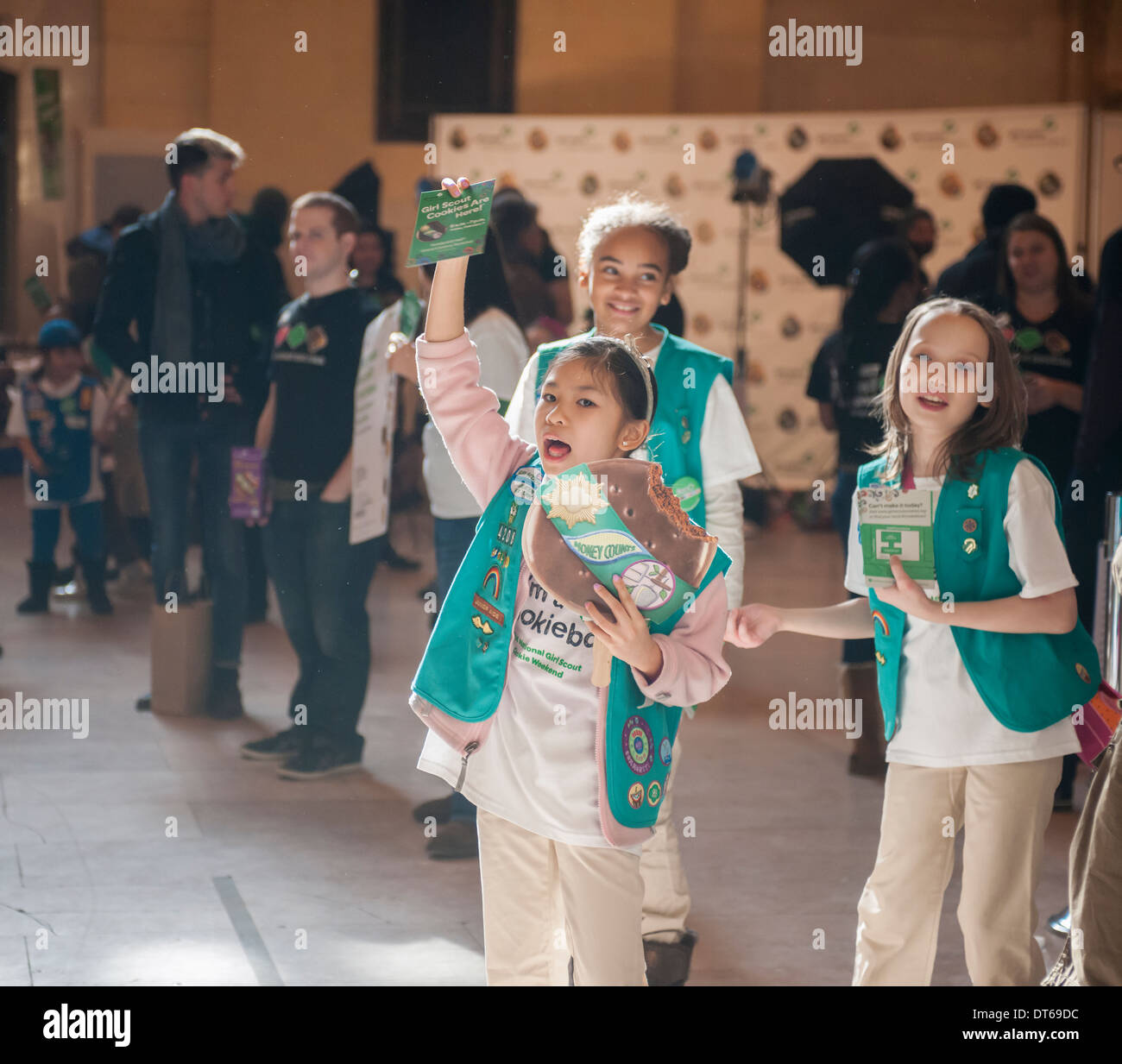 Girl Scouts segnare l'inizio di National Girl Scout Cookie Weekend a Vanderbilt Hall di Grand Central Terminal di New York Foto Stock