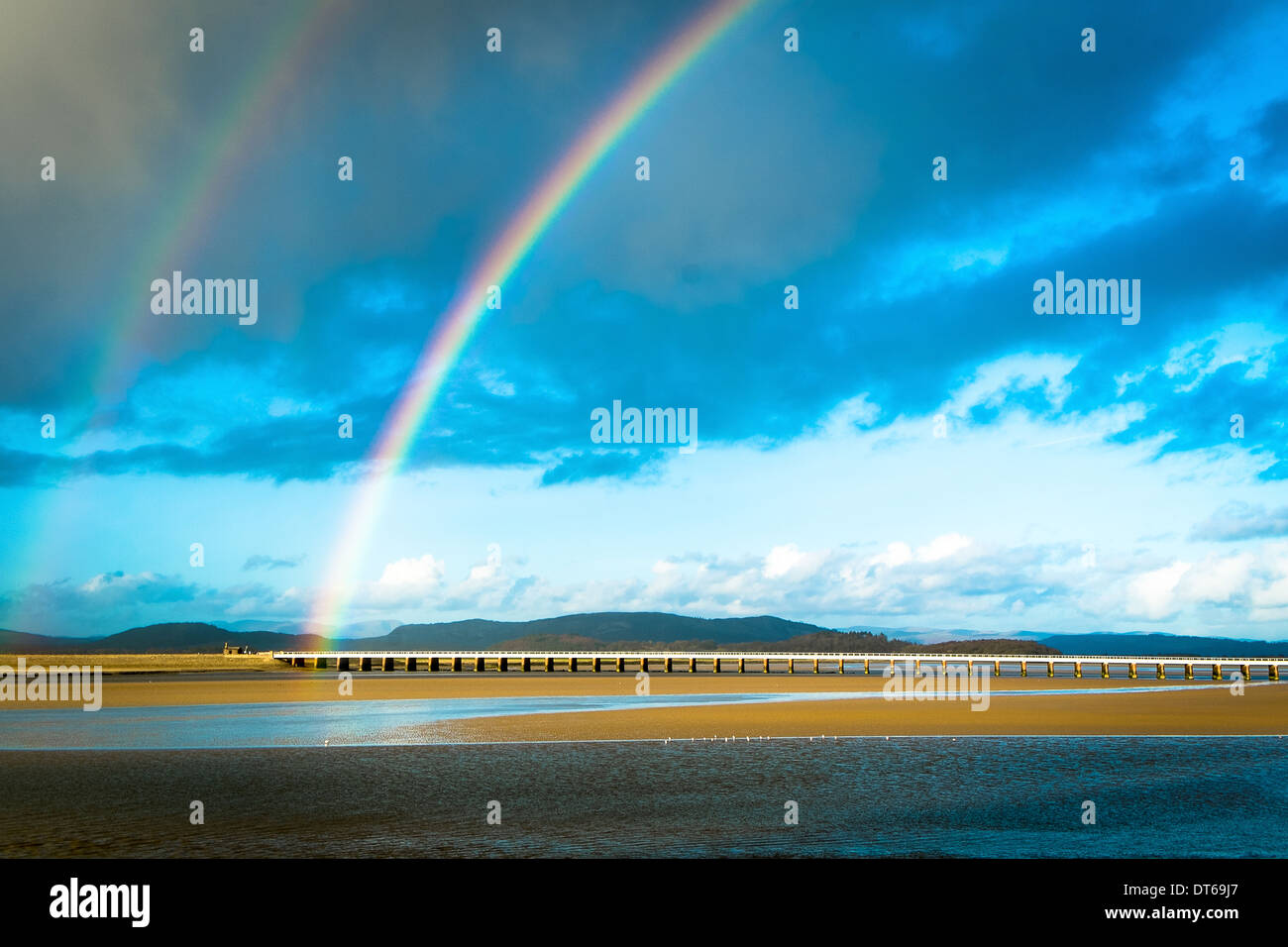 Rainbow sulla baia a Arnside, Morecambe Bay, Lake District Foto Stock