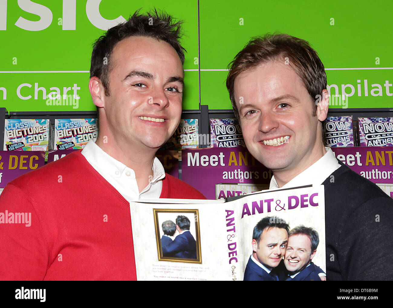 Ant e Dec celebrità personaggi TV e mostra gli host durante libro firma a Asda Derby Foto Stock