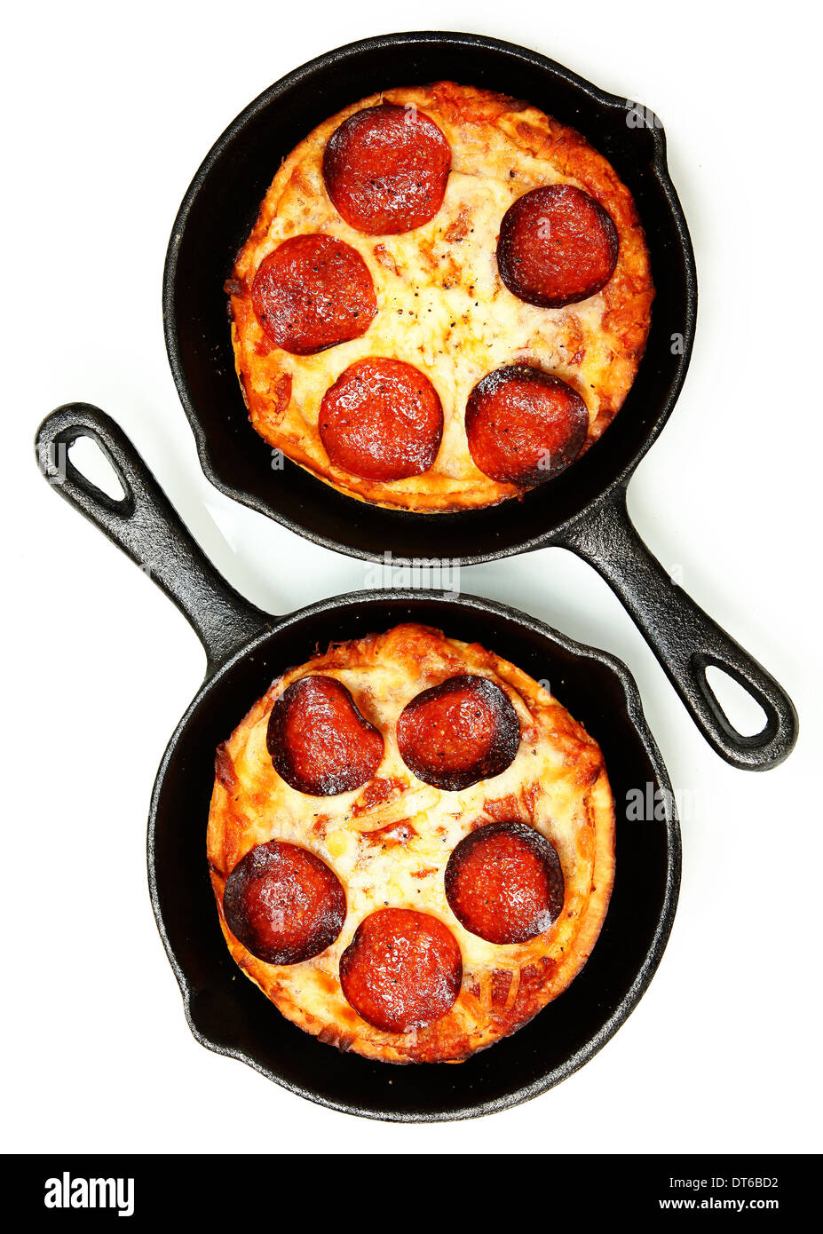 Due singoli servire la padella salsiccia per pizza pizze su bianco Foto Stock