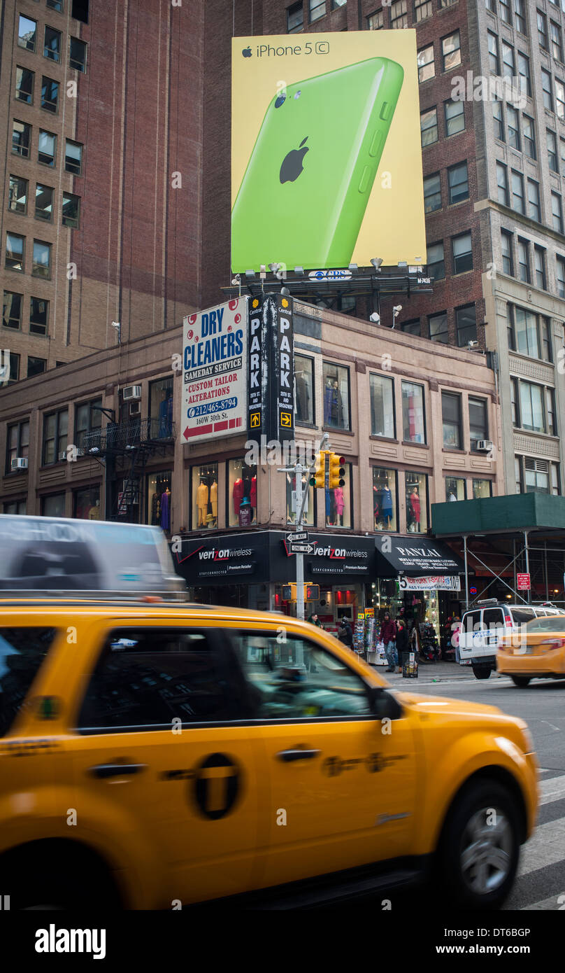Un cartellone pubblicità Apple iPhone 5C nel centro di Manhattan a New York  Foto stock - Alamy