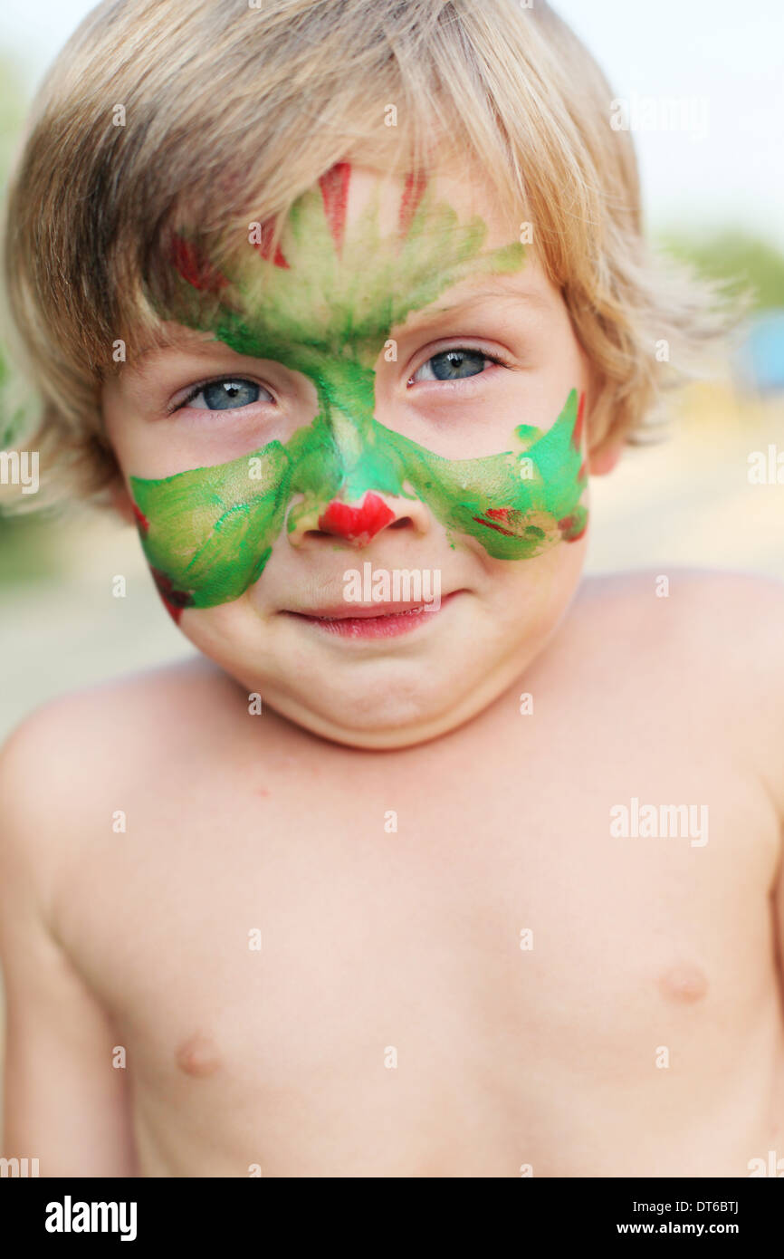 Bambino con una maschera dipinta sul suo viso Foto Stock