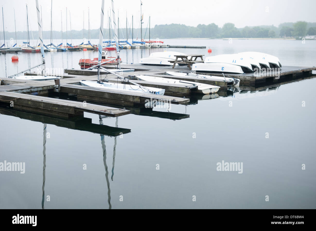 Jetty e barche in marina, Dusseldorf, Germania Foto Stock