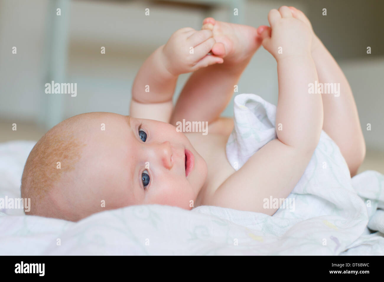 Baby girl giacente sul retro Foto Stock