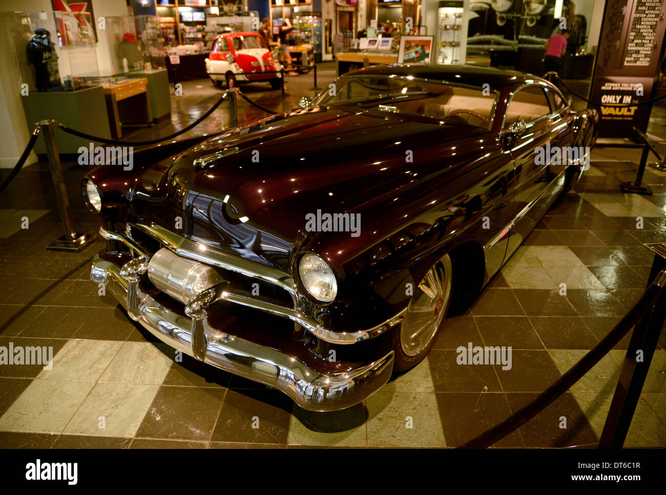 Cadzilla - ZZ Top musicista Billy Gibbons' custom 1948 Cadillac auto, nel  museo Petersen Foto stock - Alamy