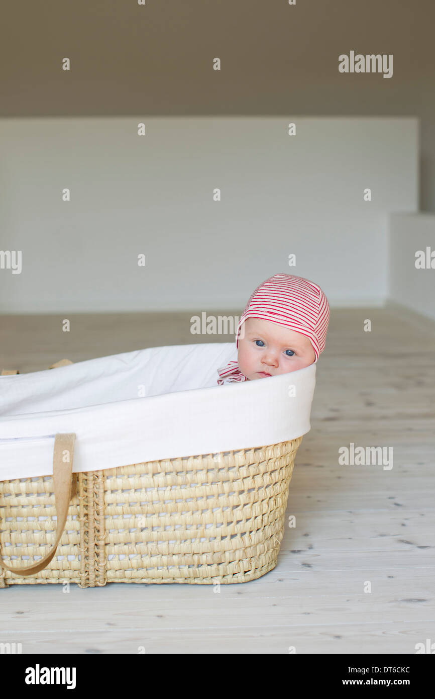 Ritratto di bambina nel cesto di Mosè Foto Stock