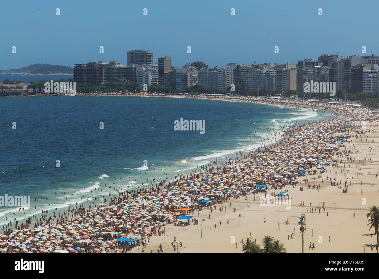 La Folla di vacanzieri sulla spiaggia di Ipanema, Rio de Janeiro, Brasile Foto Stock