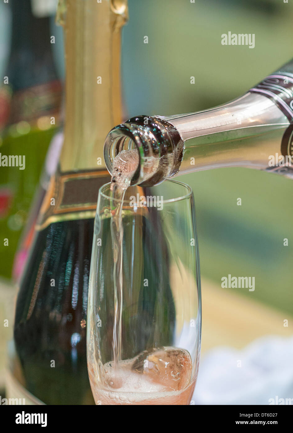 Versando rose champagne degustazione per macro Foto Stock