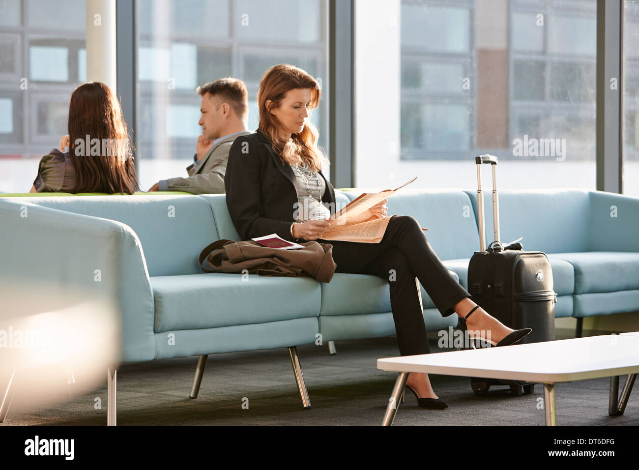 Imprenditrice nella sala partenze Foto Stock