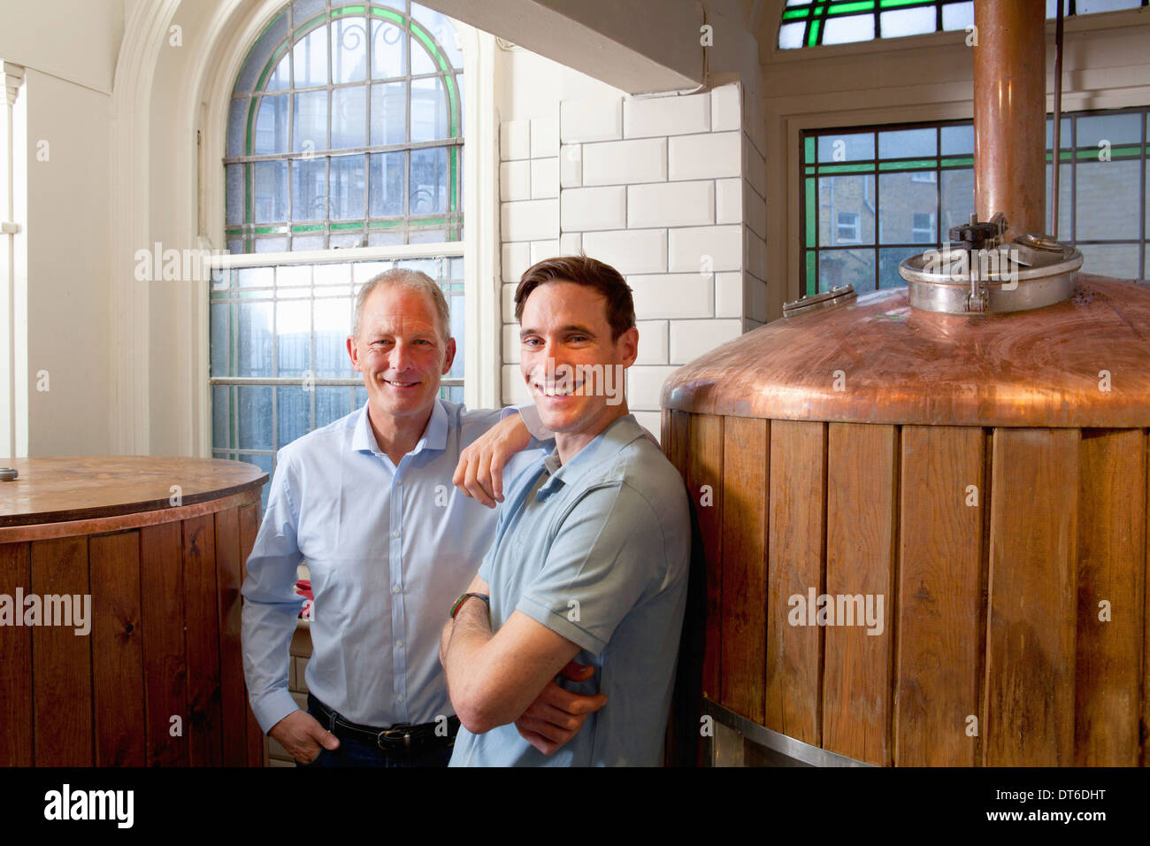 Padre e figlio nella fabbrica di birra Foto Stock