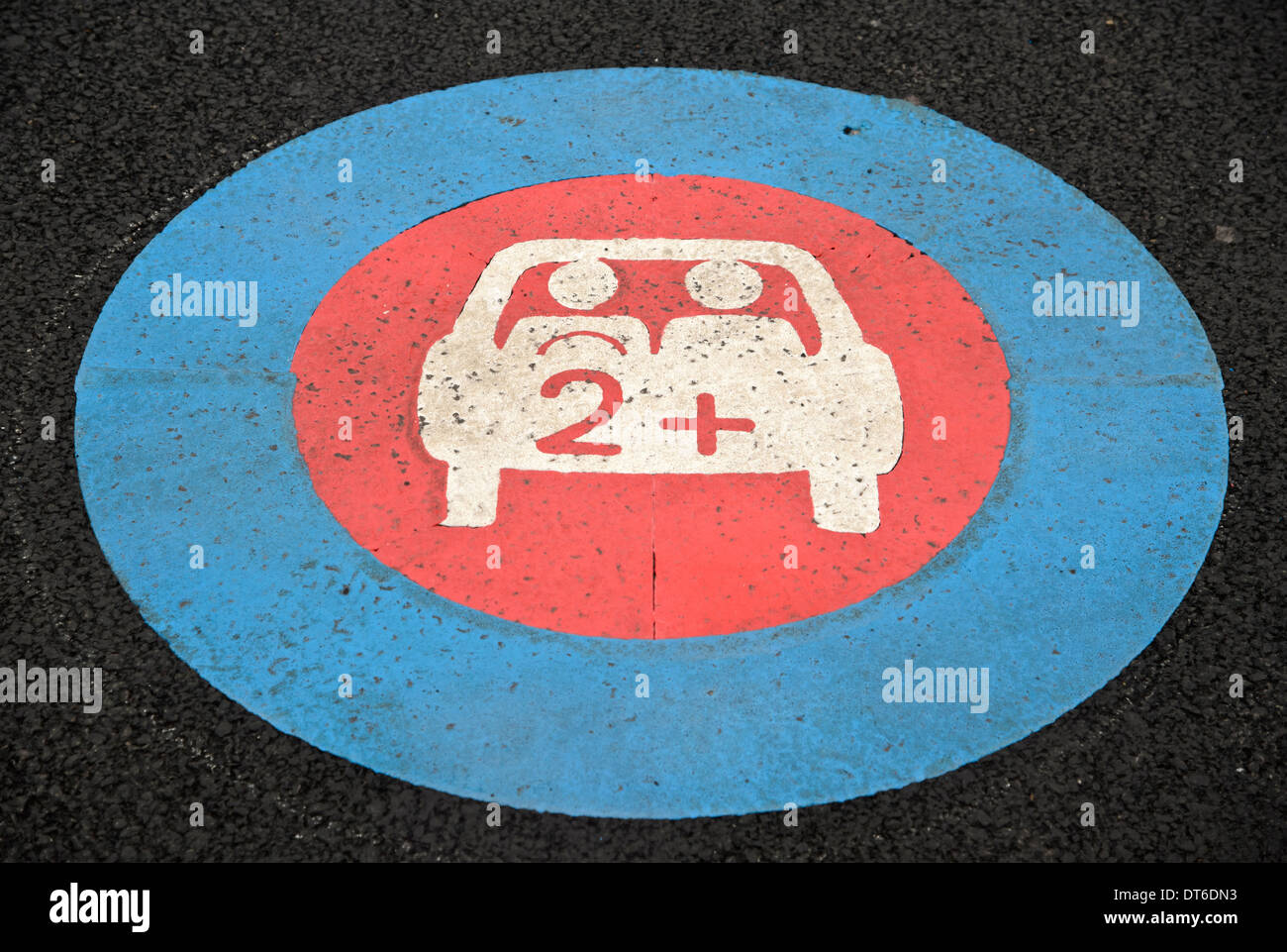 Uno spazio per il parcheggio riservato per le auto con più di 2 occupanti. Incoraggiare il car sharing per battere la congestione. Foto Stock