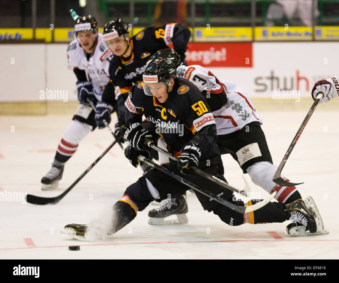 Il tedesco international ice hockey player Patrick Hager, davanti, gioca per il team nazionale tedesco contro la Lettonia. Foto Stock