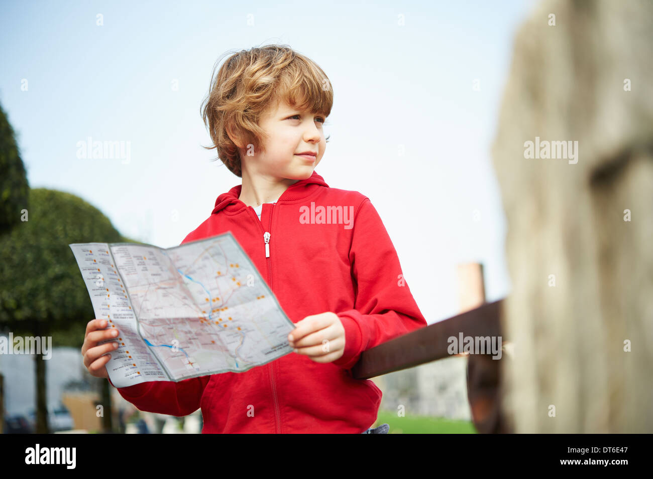 Ragazzo giovane azienda mappa nel parco, Provincia di Venezia, Italia Foto Stock