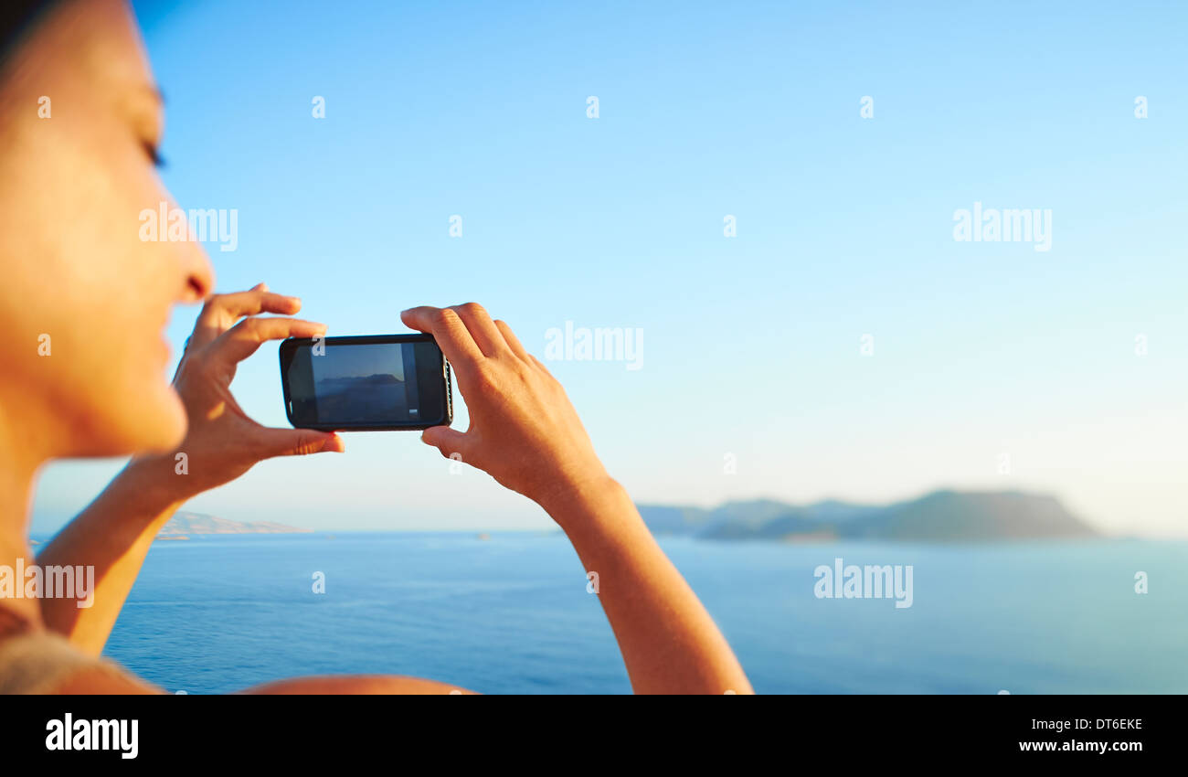 Donna matura controllo fotografie sullo smartphone, Kas, Turchia Foto Stock