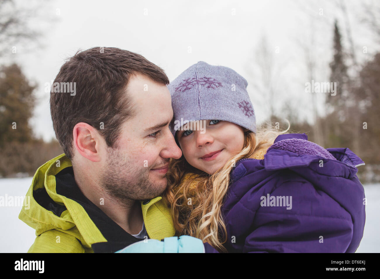 Padre figlia di contenimento nella neve Foto Stock