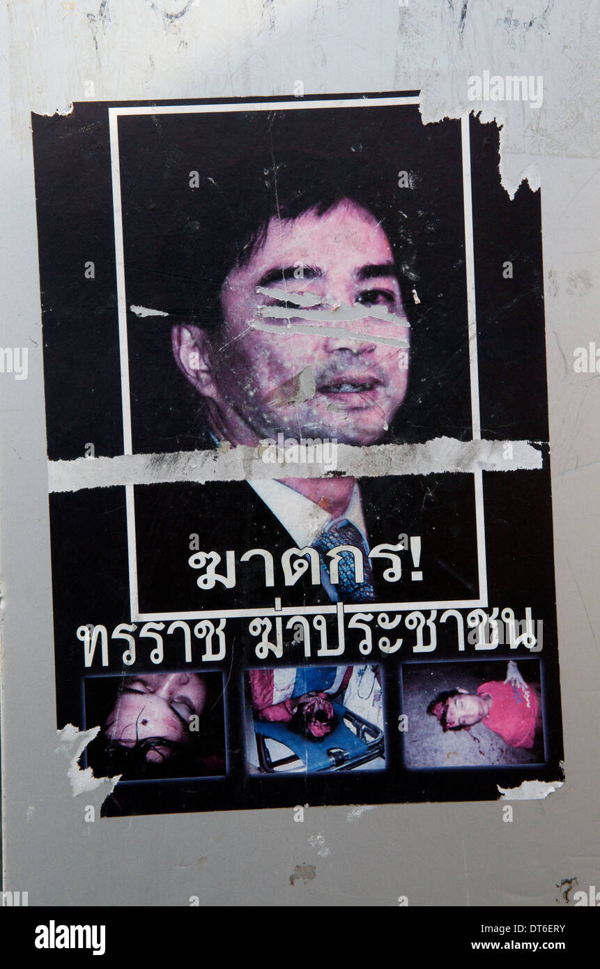 Attuale primo ministro tailandese, Abhisit Vejjajiva, fatta fuori per essere un killer su distrutto segno, maglietta rossa protesta, Bangkok, Thailandia. © Kraig Lieb Foto Stock