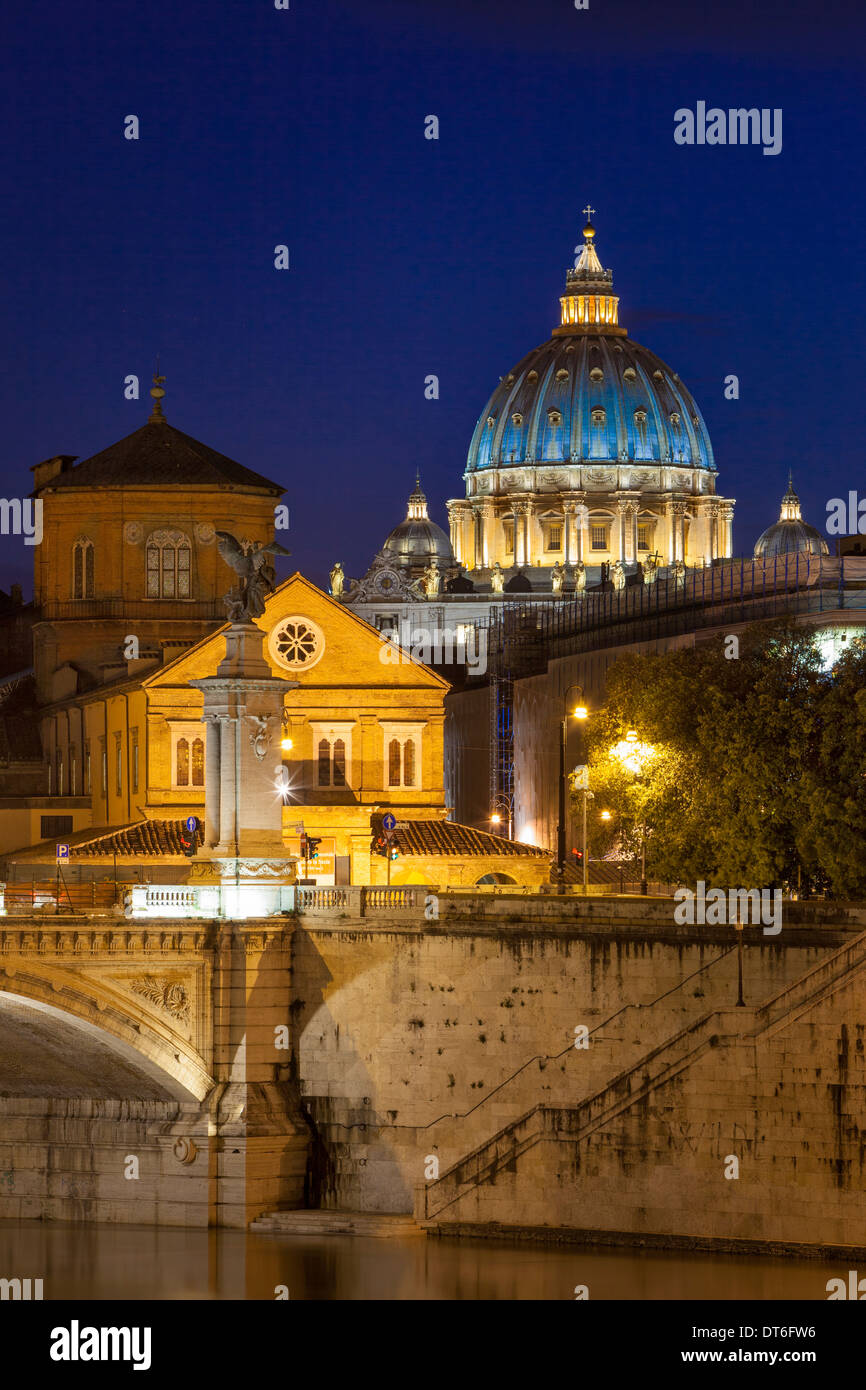 Cupola della Basilica di San Pietro - progettata da Michelangelo, di notte. Roma Lazio Italia Foto Stock