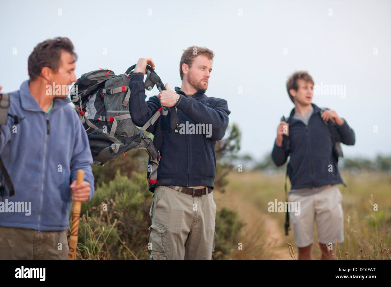 Tre uomini escursionismo con zaini Foto Stock