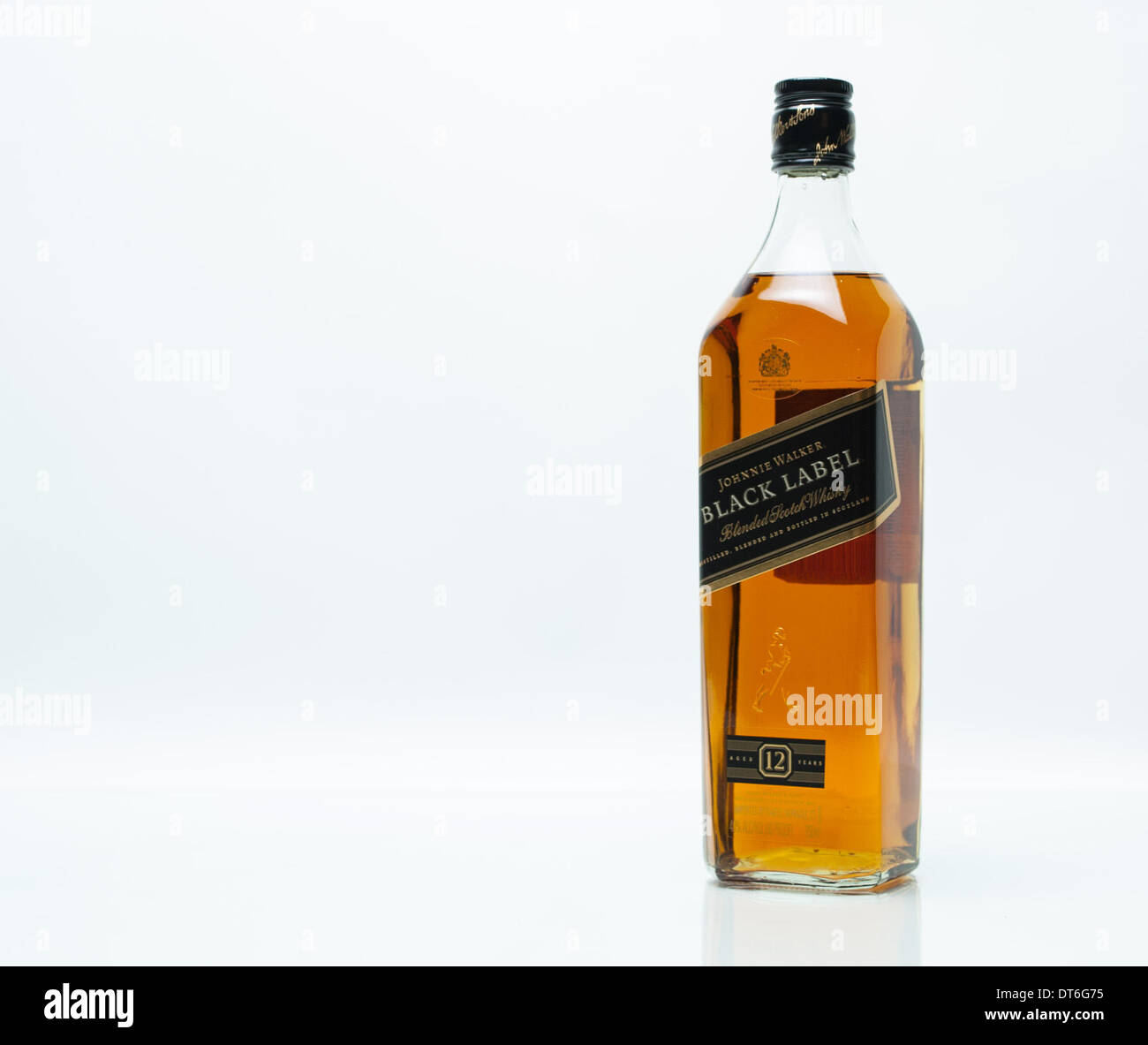 Febbraio 3, 2014 - Kilmarnock, in Scozia Scozia - Giovanni ''Johnnie'' Walker prima ha iniziato a vendere il whiskey nel suo Kilmarnock general store circa 1820. Poco dopo la sua morte, il suo figlio ha iniziato a vendere blended Scotch whisky quando è diventato legale circa 1860. Ora, un marchio internazionale e più ampiamente distribuito Scotch whisky nel mondo, Johnnie Walker è facilmente riconoscibile per la loro multi-etichette colorate. Johnnie Walker utilizza rosso, nero, double nero, verde, oro, platino e più recentemente blu, per indicare la lunghezza di tempo loro Scotch whisky è stato invecchiato. (Credito Immagine: © David Bro/ZUMAPRESS.com Foto Stock